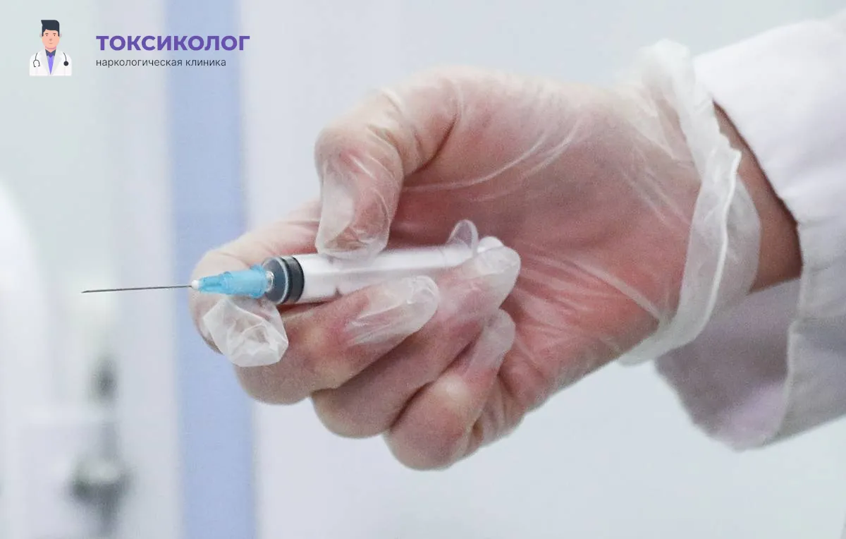Препарат для процедуры медикаментозного кодирования Налтрексоном. Врач в медицинских перчатках демонстрирует упаковку и флакон с препаратом для проведения процедуры кодирования Налтрексоном.